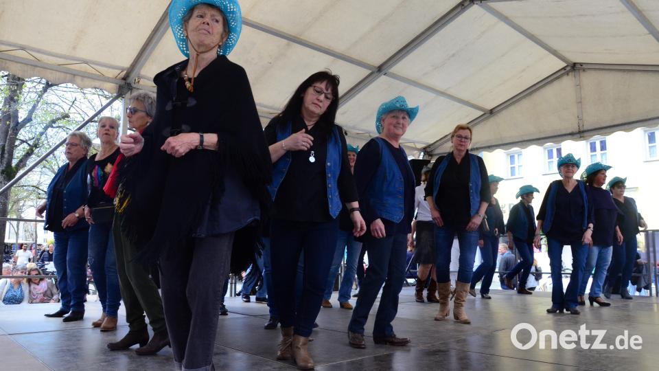Die Linedance-Gruppe &quot;Oldies but Goldies&quot; auf der Bühne am Unteren Markt. Bild: Kunz