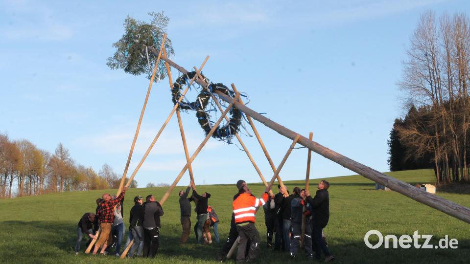 Handarbeit ist bei der Feuerwehr Brünst und den Veteranen angesagt. Bild: pi
