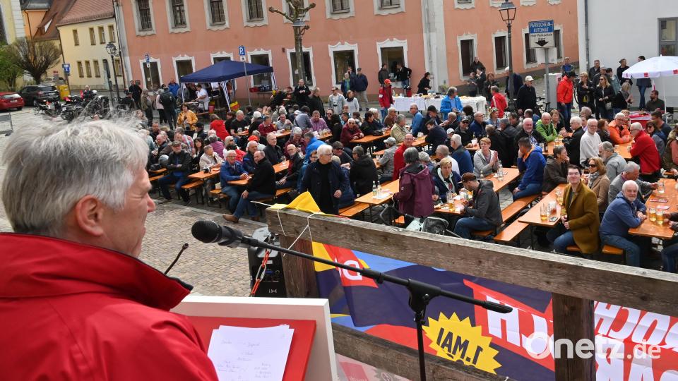 Horst Ott (links) spricht bei der IG-Metall -Maikundgebung. Bild: gf