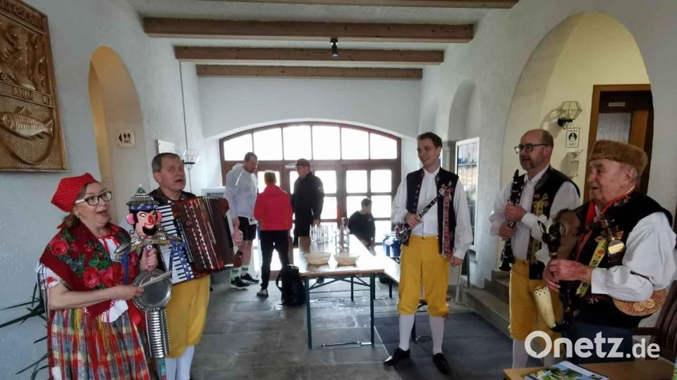 Die Musikgruppe &quot;Chodovanka&quot; aus Domazlice (Taus) unter der Leitung von Vlastimil Konrady und dem 92-jährigen Dudelsackspieler Antonin Konrady (rechts) sorgt für Stimmung. Bild: gz