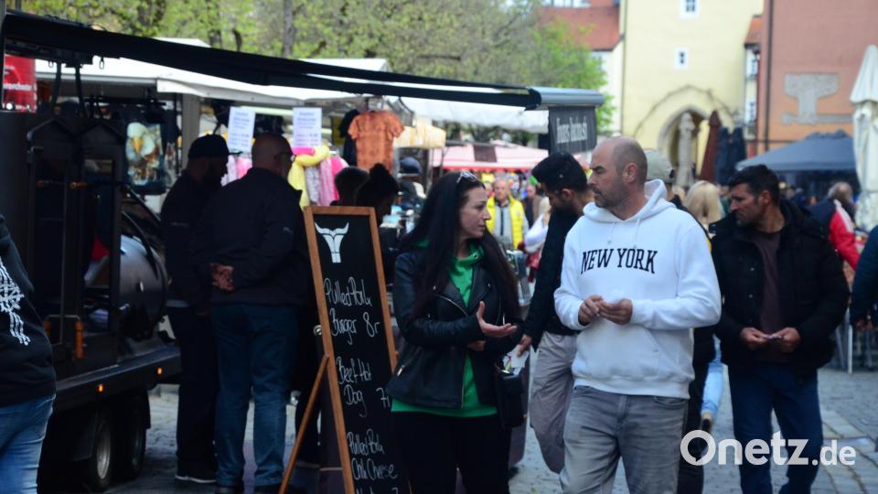 Plauschen und naschen gehören beim Jubilatemarktbummel zusammen. Bild: Kunz