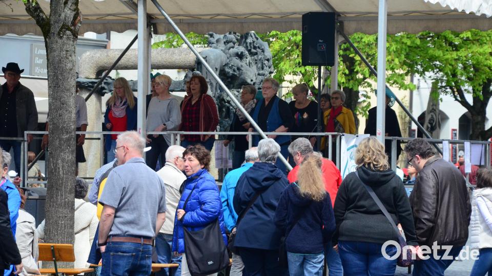 Die Linedance-Gruppe &quot;Oldies but Goldies&quot; auf der Bühne am Unteren Markt. Bild: Kunz