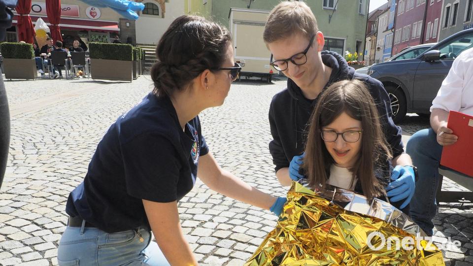 Bei Sophie, die einen epiteptischen Anfall spielt, ist gutes Zureden, um sie zu beruhigen, ein Muss für die Ersthelfer. Bild: Klaus Trenz