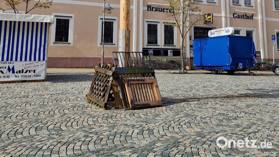 In der Klosterstadt Waldsassen wird auch der Brauch des Gartentür-Klauens in der Nacht zum 1. Mai gepflegt. Einen kleinen Streich erlaubten sich wohl Jugendliche und deponierten die geklauten Türen beim Maibaum auf dem Johannisplatz. Dort können sie von den Eigentümern wieder abgeholt werden. Bild: flm