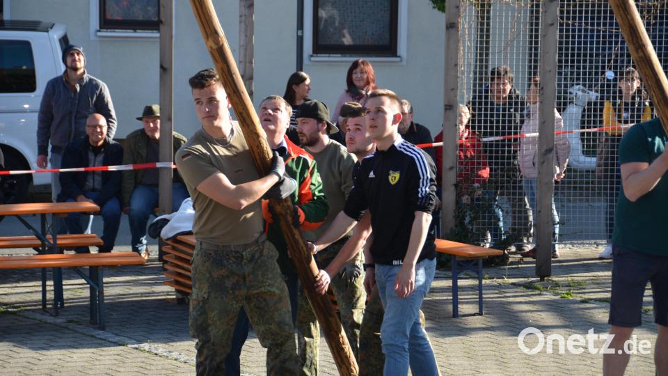 Mit Muskelkraft stellten die KLJB-Mitglieder mit den Männern aus dem Ortsteil den Maiboten auf dem Dorfplatz vor der Benefiziumskirche St. Johannes Nepomuk auf. Bild: dob