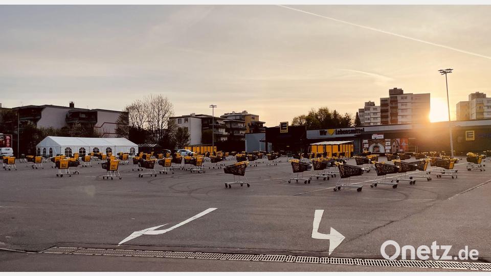 Kreative Walperer waren in Tirschenreuth unterwegs. Vor dem Edeka-Supermarkt stellten sie jeweils einen Einkaufswagen auf den gekennzeichneten Parkflächen ab. Alles fein säuberlich in Reih und Glied. Bild: Thomas Schmidt/exb