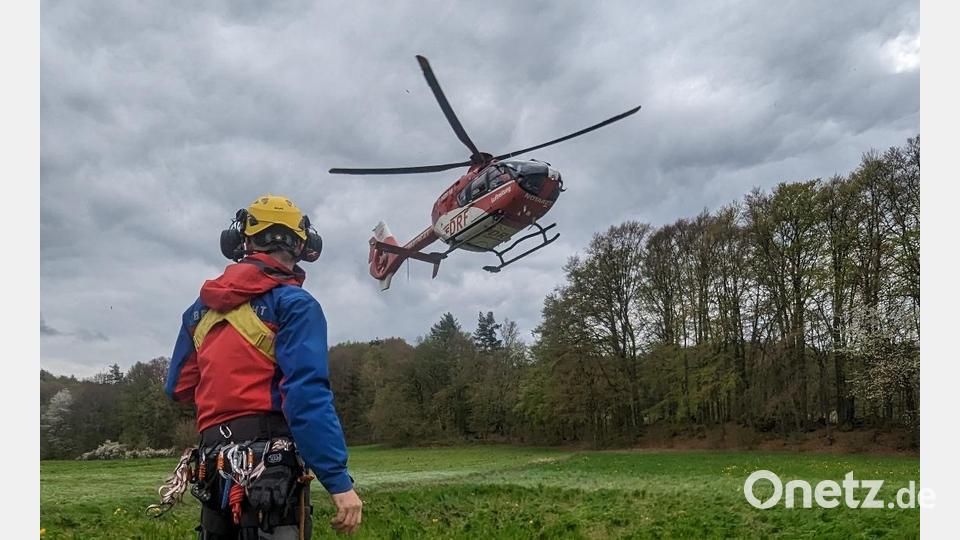 Der Hubschrauber Christoph 27 startet zu einem ersten Überflug der Einsatzstelle und wird von Einsatzkräften der Bergwacht eingewiesen. Bild: Maximilian Knab, Bergwacht Amberg/exb