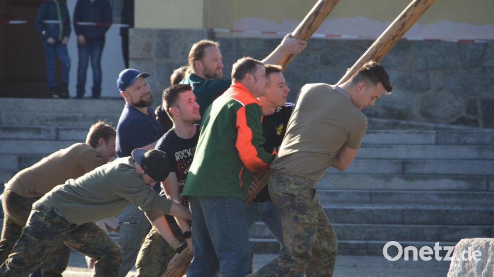 Mit Muskelkraft stellten die KLJB-Mitglieder mit den Männern aus dem Ortsteil den Maiboten auf dem Dorfplatz auf. Bild: dob