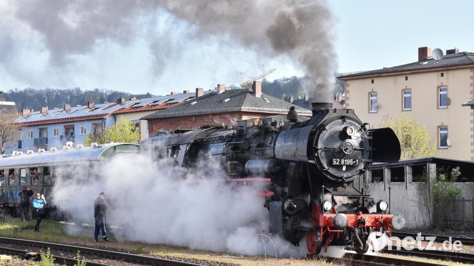 Nicht zu übersehen und nicht zu überhören – die Dampflok 52 8195-1 machte Station am Bahnhof in Amberg. Bild: Stephan Huber