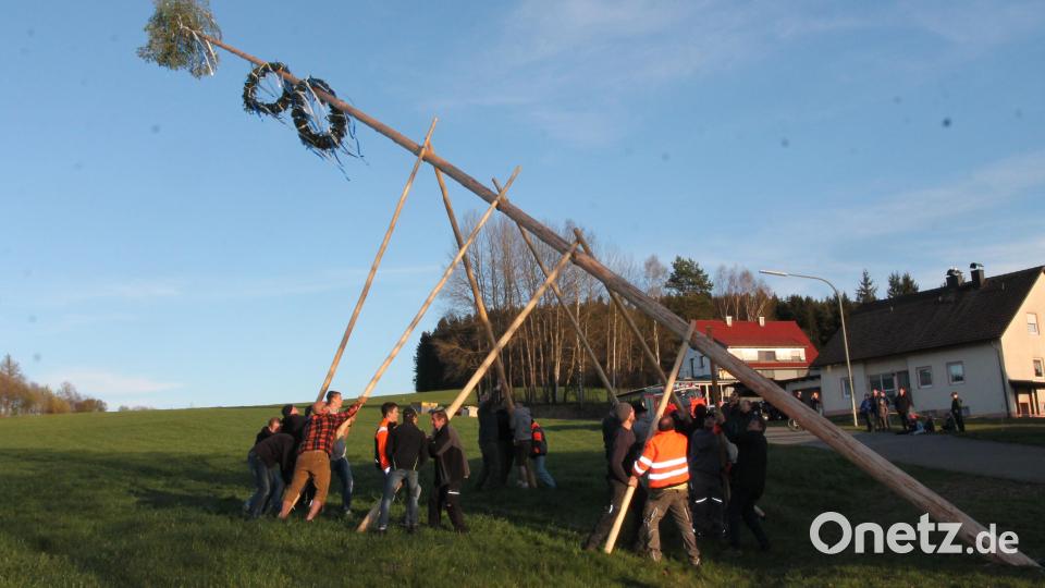 Handarbeit ist bei der Feuerwehr Brünst und den Veteranen angesagt. Bild: pi