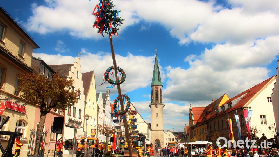 Am Sonntag wurde auf dem Kemnather Stadtplatz der Maibaum aufgestellt. Bild: stg