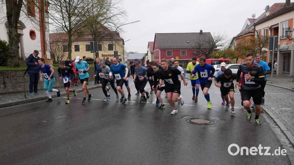 Pünktlich um 14 Uhr starten in Eslarn die ersten Läufer und Läuferinnen der 23 Staffeln. Bild: gz