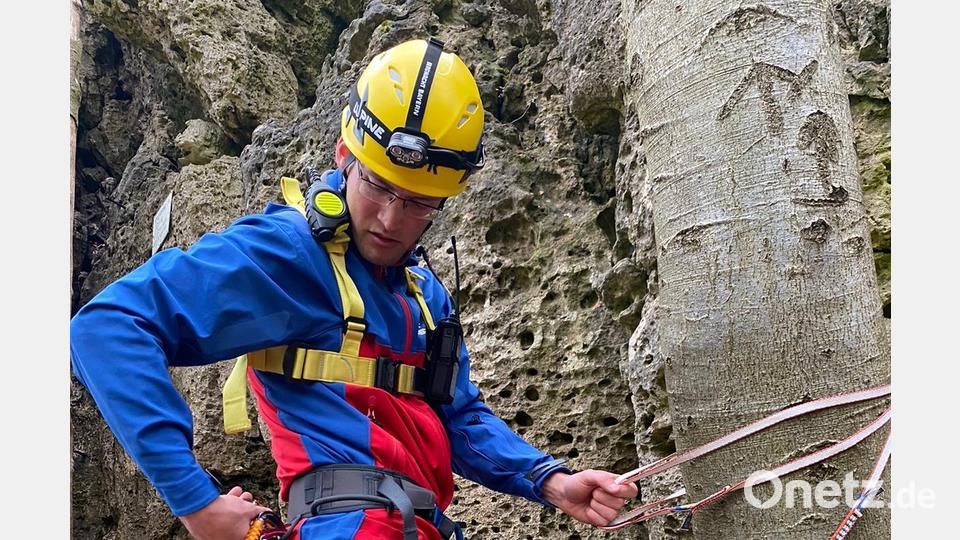 Bergwachkräfte bauen eine Seilsicherung auf und transportieren den Patienten mittels Gebirgstrage ab. Bild: Johannes Grötsch, Bergwacht Sulzbach-Rosenberg/exb