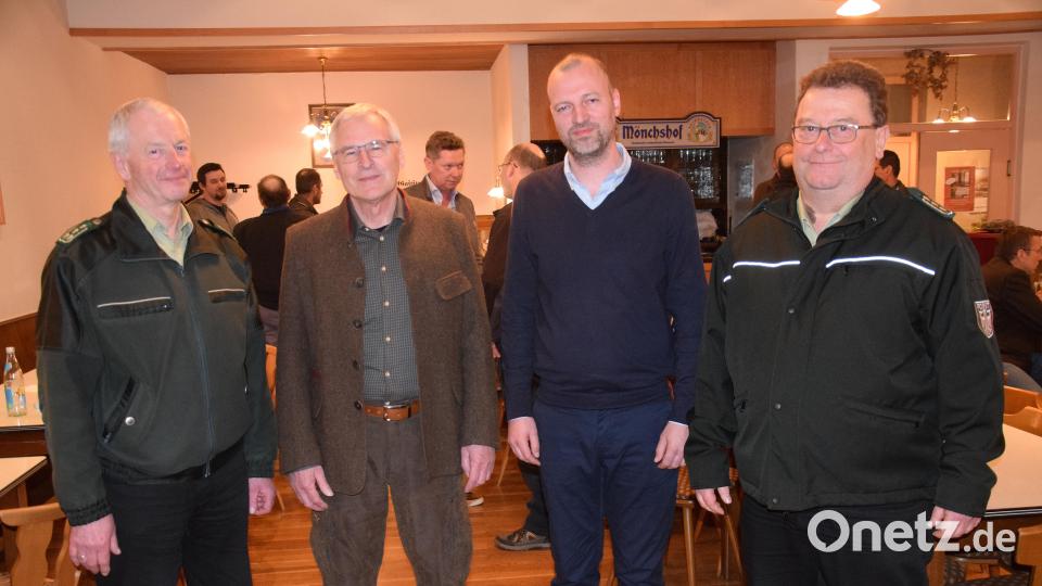 Führungswechsel an der Spitze der Hochwild-Hegeringgemeinschaft Oberpfalz-Süd (von links): der bisherige Vorsitzende Markus Perpeet, Josef Renner (bisheriger stellvertretender Vorsitzender) , Matthias Färber (neuer stellvertretender Vorsitzender) und der neue Vorsitzende Manfred Kellner. Bild: bö