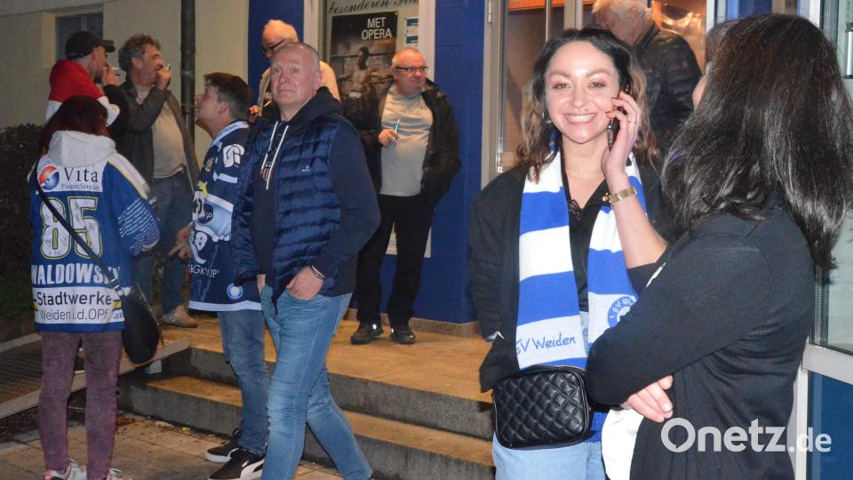 In den Drittelpausen herrschte noch Zuversicht bei den Blue-Devils-Anhängern. Bild: Kunz