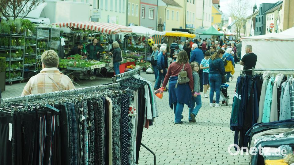 Gut besucht war der Marktsonntag in Auerbach. Bild: kek