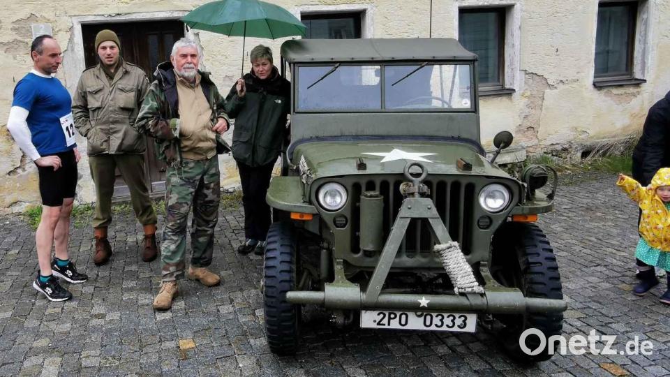Der Pilsener Military-Car-Club präsentiert in Eslarn einen alten Militär-Jeep. Bild: gz
