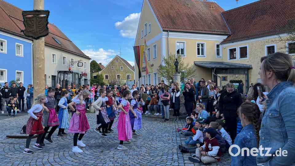 Eine Mädchengruppe begrüßt Maibaum und Wonnemonat mit einem Tanz. Bild: mh