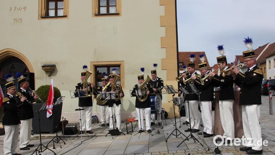 Mit schmissigen Bläserklängen läuteten die Kaoliner Musikanten nach gutem Brauch die Maikundgebung in Hirschau ein. Bild: ads