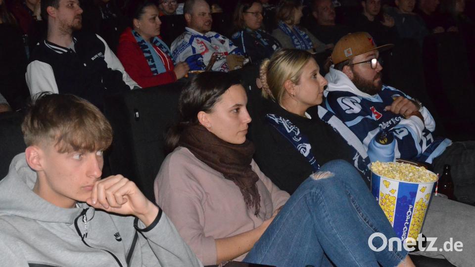 Angespannte Gesichter bei den Eishockeyfans im Neue Welt Kino. Bild: Kunz