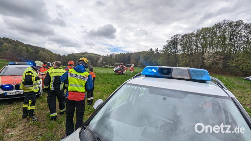 Der Hubschrauber Christoph 27 startet zu einem ersten Überflug der Einsatzstelle und wird von Einsatzkräften der Bergwacht eingewiesen. Bild: Maximilian Knab, Bergwacht Amberg/exb