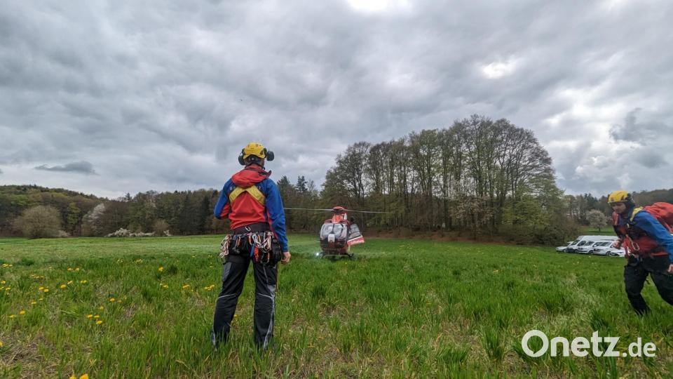 Der Hubschrauber Christoph 27 startet zu einem ersten Überflug der Einsatzstelle und wird von Einsatzkräften der Bergwacht eingewiesen. Bild: Maximilian Knab, Bergwacht Amberg/exb