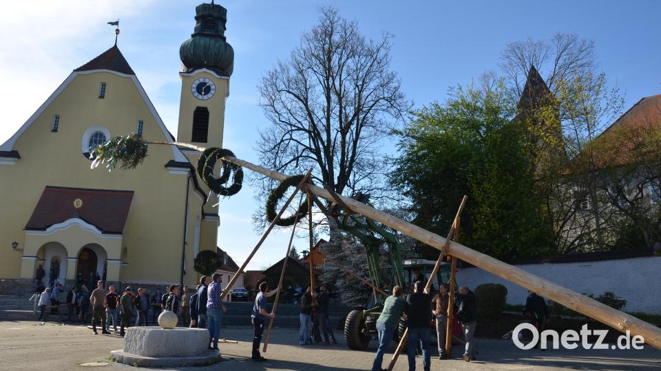 Ein wunderbares Bild: Mit Muskelkraft stellten die KLJB-Mitglieder mit den Männern aus dem Ortsteil den Maiboten auf dem Dorfplatz vor der Benefiziumskirche St. Johannes Nepomuk auf. Bild: dob