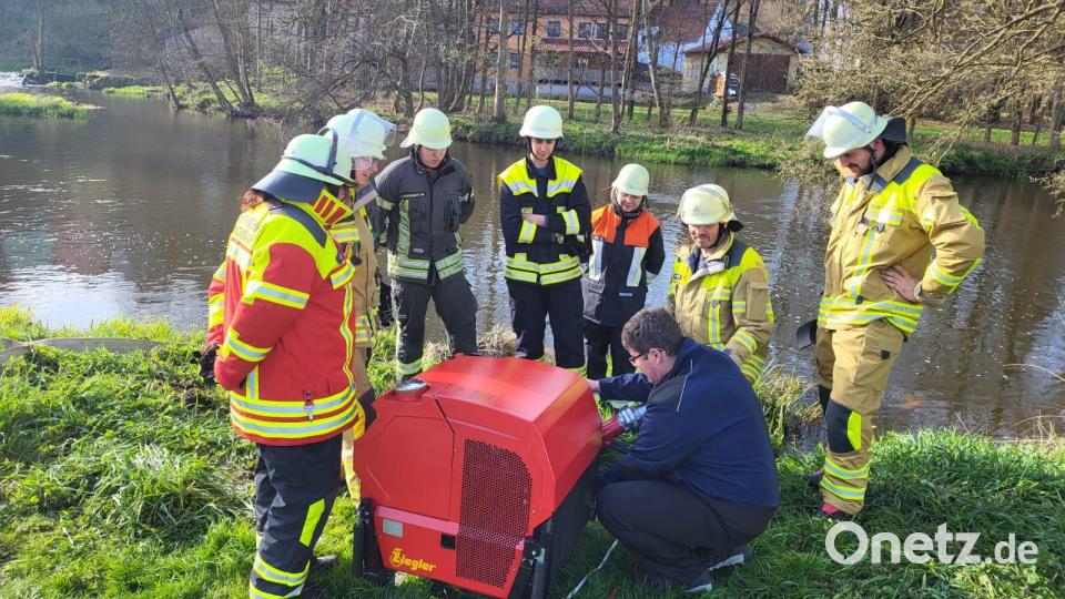 Beim Maschinistenlehrgang für Feuerwehrleute aus dem Landkreis Neustadt war Geschick und theoretisches Wissen gefragt. Bild: Marco Harrer/exb