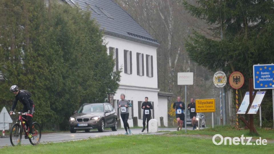 Am Eslarner Ortsteil Tillyschanz wechselten die Läufer von Bayern nach Tschechien. Bild: gz