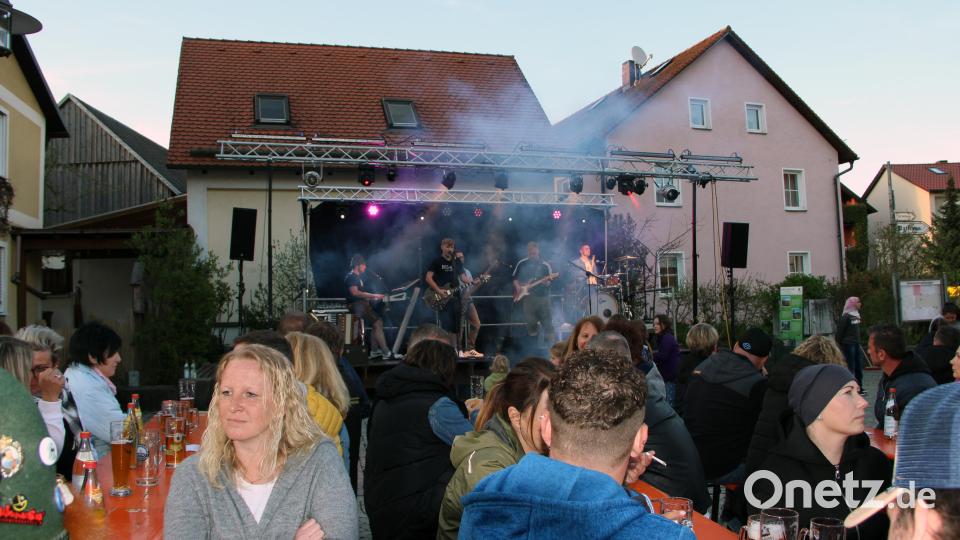 Ausgiebig wurde das Frühlingssymbol am Turnerplatz gefeiert. Mystery6 heizte kräftig ein. Bild: lep