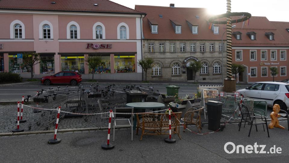 Einkaufswagen, Gartenmöbel, Blumenkästen, Mülltonnen: Die Walperer trieben ihr Unwesen in Erbendorf und nahmen mit, was nicht niet- und nagelfest war. Bild: Roland Wellenhoefer