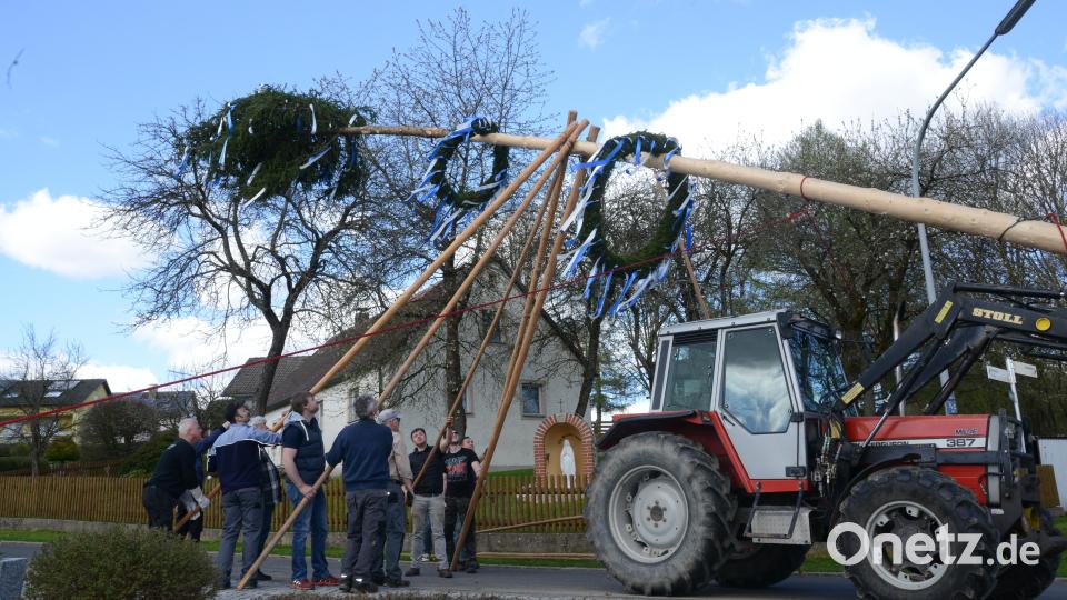Maibaumaufstellen Vöslesrieth Bild: bey