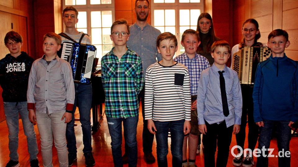 Die Schüler und Schülerinnen, die auf dem Akkordeon und der Steirischen Harmonika den Vorspielabend gestalteten, erhielten viel Applaus für ihre zahlreichen Vorträge. Bild: R. Kreuzer