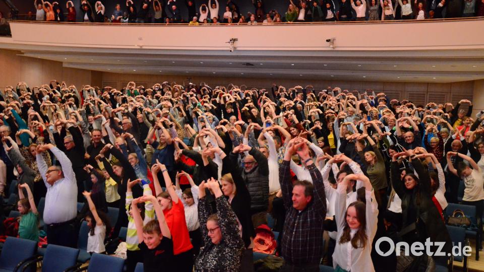 Stimmübungen lockern das Jubiläumskonzert auf. Bild: Kunz