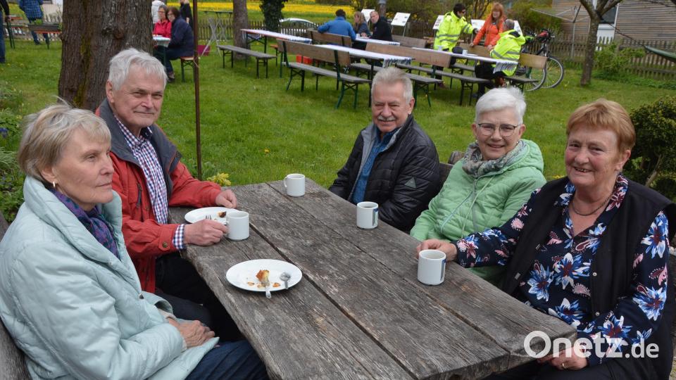 Die Besucher konnten sich Kaffee, Kuchen und Torten schmecken lassen. Bild: jr