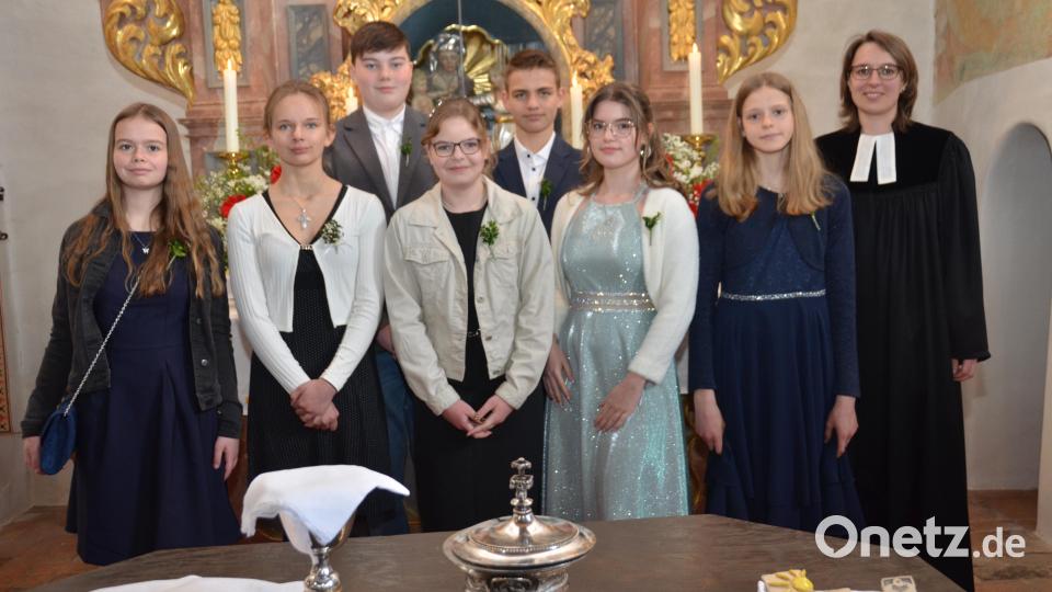 Sieben junge Christen feierten mit Stadtpfarrerin Carmen Riebl (rechts) Konfirmation in der Simultankirche in Altenstadt. Bild: dob