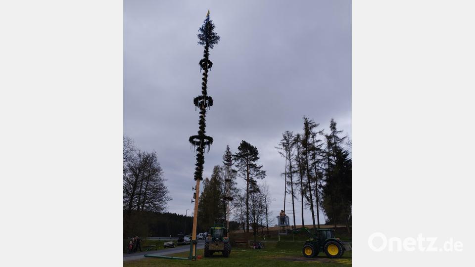 In Beidl stehen zwei Maibäume. Bild: jba