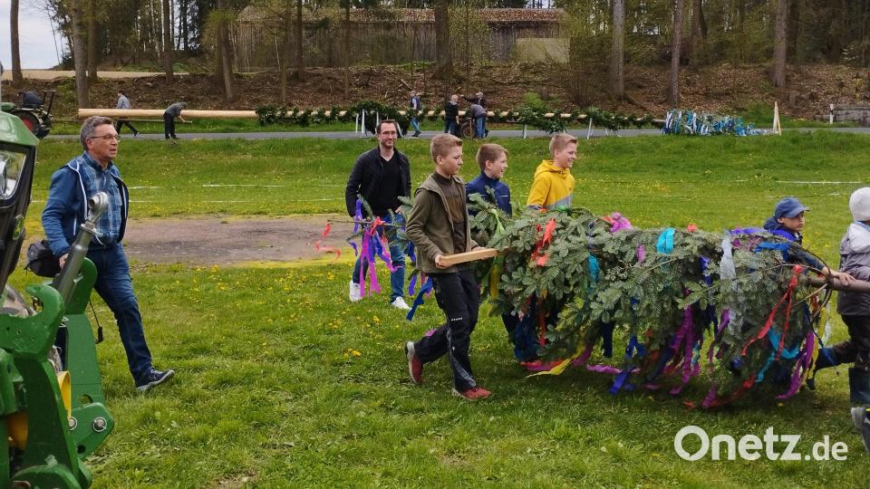 Der Kindermaibaum ist auch von Kindern geschmückt worden. Bild: jba