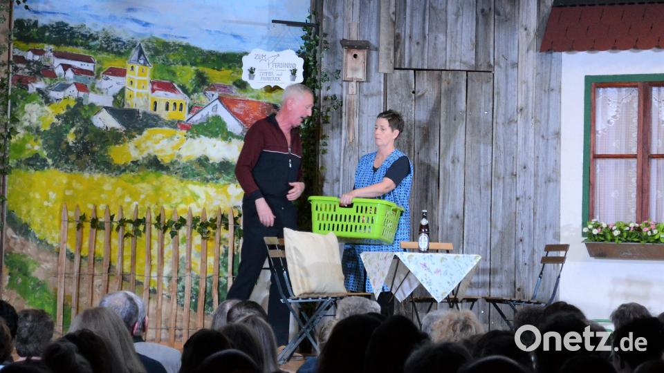Kochen, waschen, Hosen bügeln, Bier holen und das seit Jahren: Lisbeth (Annette Frischholz) würde ihrem Bruder Alfons (Thomas Frisch) am liebsten etwas antun. Ist das der Mord und die Mörderin? Bild: kki