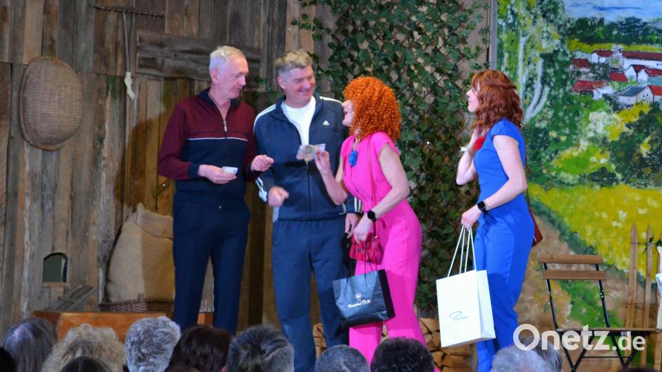 Susi und Moni alias Anja Scharnagl und Alexandra Bock ziehen den Freunden Stefan und Alfons alias Stephan Schieder und Thomas Fritsch das Geld aus der Tasche. Bild: kki
