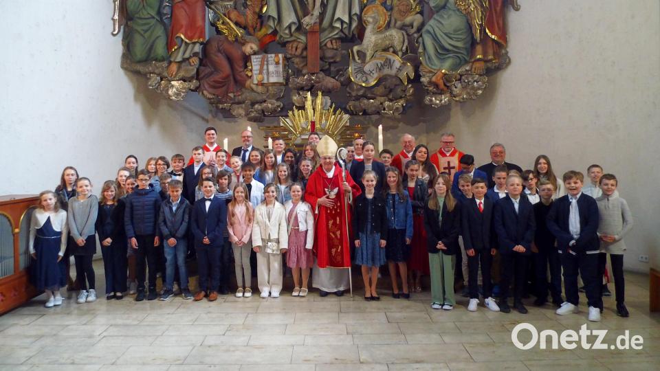 Anlässlich des 100-jährigen Pfarreijubiläums kam Diözesanbischof Rudolf Voderholzer (Mitte) nach Hl. Dreifaltigkeit, um 52 jungen Christen in Amberg das Sakrament der Firmung zu spenden. Bild: ads