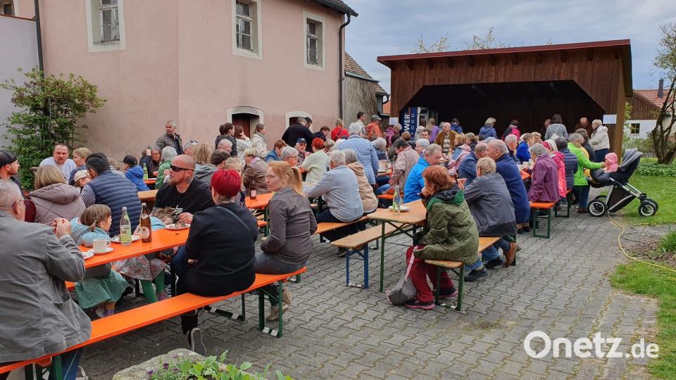 Die Besucher genießen in Püchersreuth den Maifeiertag. Bild: tok
