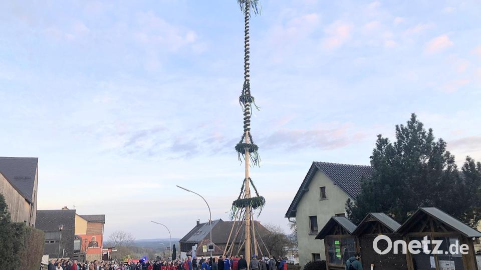 Seit Sonntagabend erinnert das Frühlingssymbol, dass der Mai gekommen ist. Bild: wro