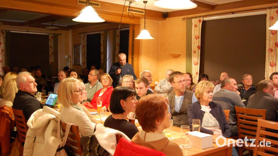 Rund 70 Gäste informierten sich bei der Bürgerversammlung darüber, was Bürgermeister Josef Deichl (Mitte) über die Gemeinde zu berichten hatte. Bild: wrl