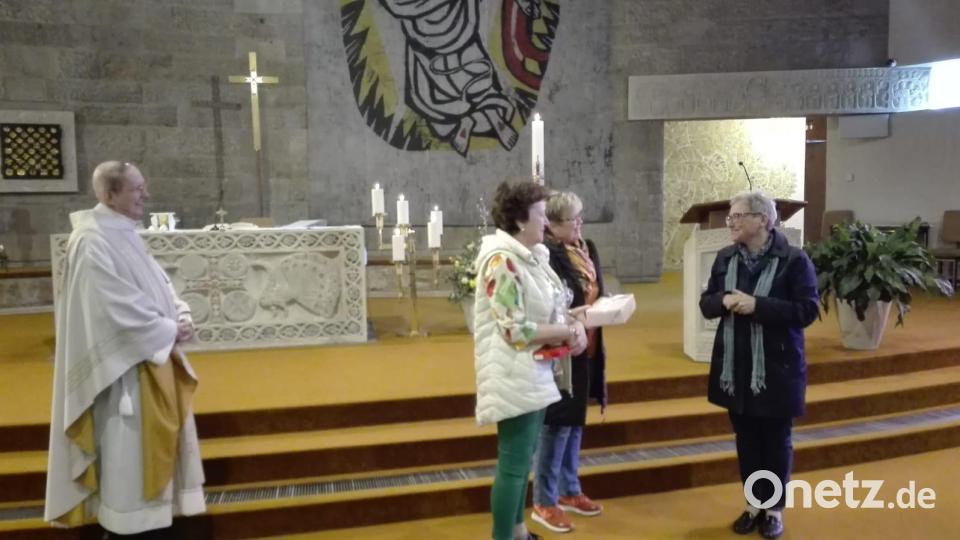 Lisi Mayrhofer (rechts) beeindruckte bei der Kirchenführung. Nach dem Gottesdienst übergaben Maria Smola und Irmgard Schreglmann ein Dankeschön. Bild: Richard Vollath wlr