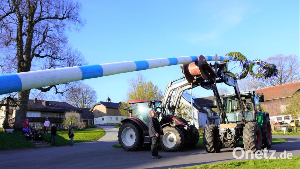 Der Woppenriether Dorfsprecher Hans Prößl (vorne) dirigiert Bild: fvo