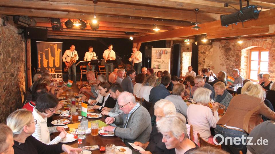 Die &quot;Sax-Brothers&quot; spielen vor einem vollen Haus im &quot;Schafferhof&quot; und begeistern das Publikum. Bild: pi