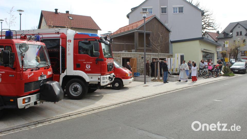 Pfarrer Pater Anish George segnete nach dem Gottesdienst die Fahrzeuge. Bild: soj