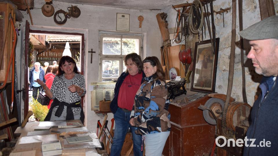 Hildegard Kohl (links) führte viele Gäste durch die alte Wagnerwerkstatt ihrer Vorfahren. Bild: wku