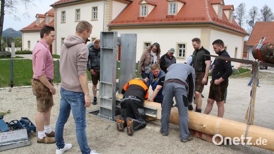 Sorgfältige Feinarbeit an der Maibaumhalterung: Bürgermeisterin Carmen Pepiuk hat ein wachsames Auge darauf, dass keine Schraube locker bleibt. Bild: bjp